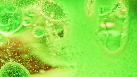 toma macro de sustancia verde en el agua que gotea lentamente al suelo con fondo rojo