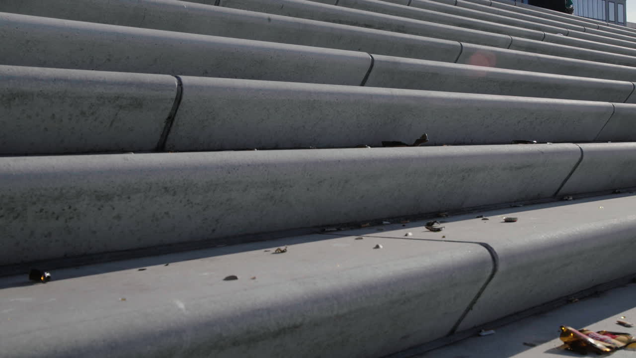 아침 일찍 회색 계단에 깨진 유리병과 쓰레기