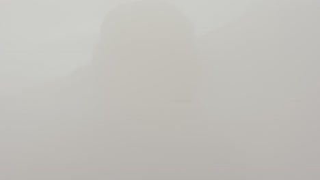 primer plano de un paseo turístico a través de una densa nube de niebla en el área geotérmica de myvatn