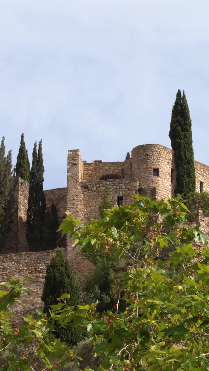 Ripresa panoramica della storica fortezza medievale a Cassis, Francia, circondata da una lussureggiante vegetazione mediterranea