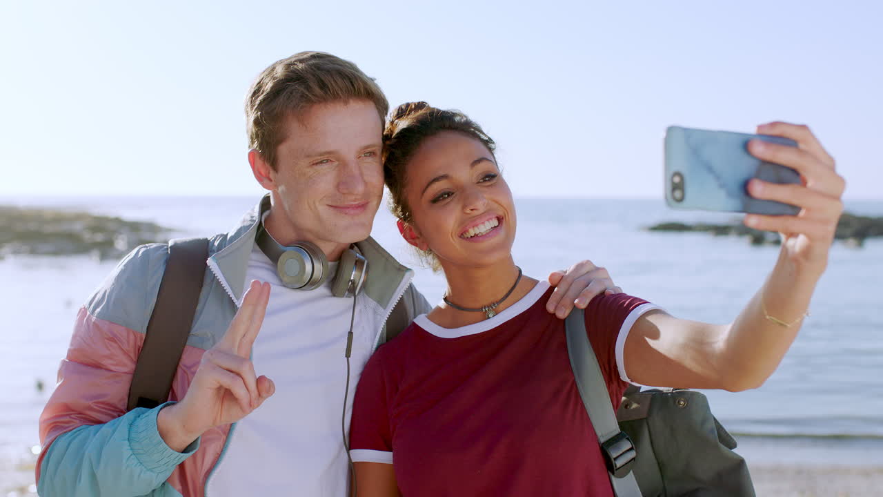 interracial, selfie y pareja con teléfono inteligente