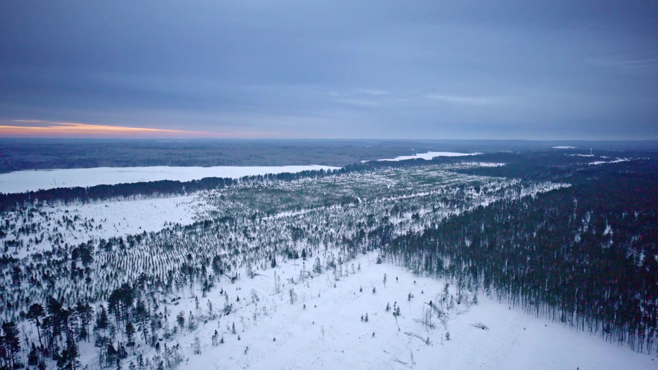 Filmatisk droneoverflyvning av frosne landskap i Michigans øvre halvøy