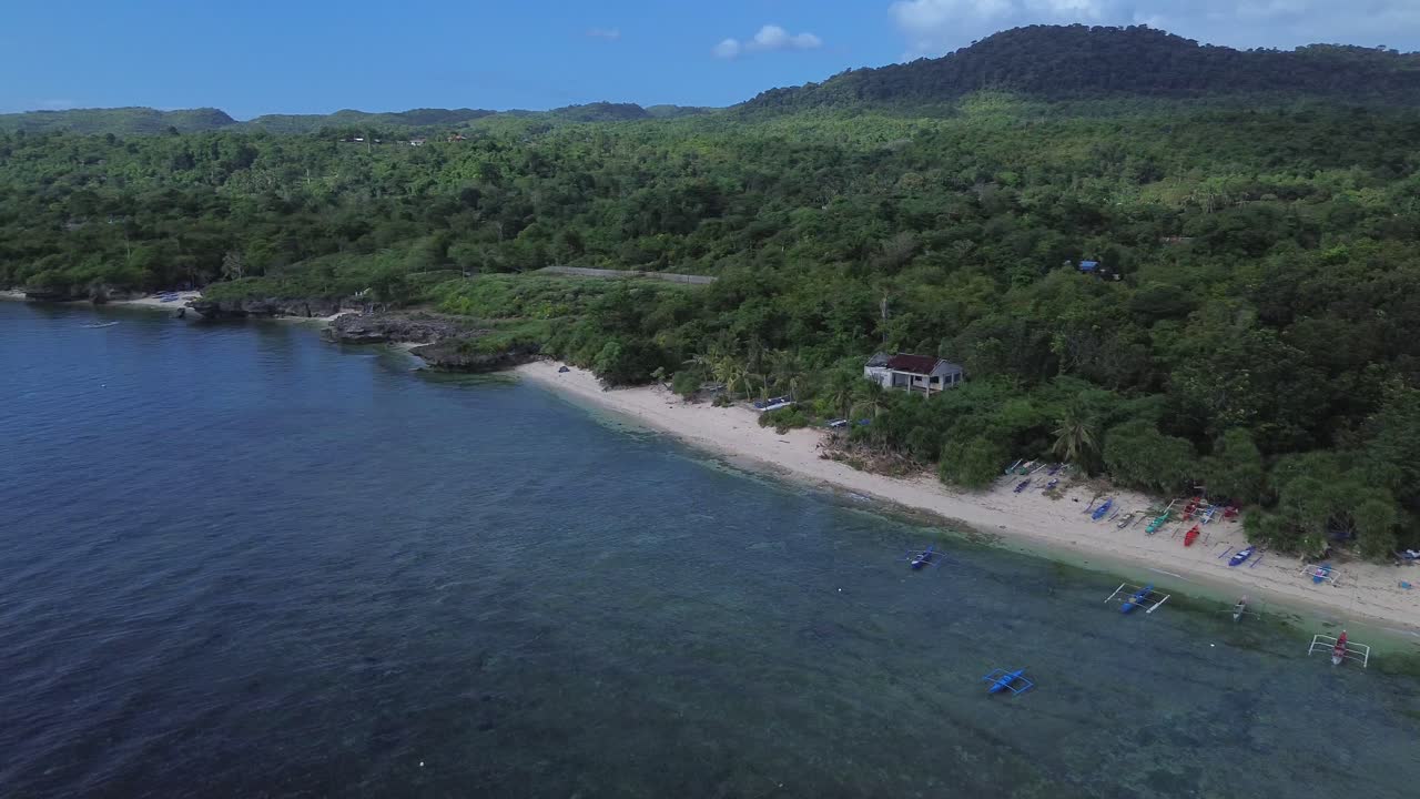 Vista aerea con drone dell'isola di Siquijor nelle Filippine sotto un cielo nuvoloso con atmosfera cupa, nuvole scure e oceano increspato che creano un paesaggio marino tropicale drammatico, ideale per immagini di viaggio e natura