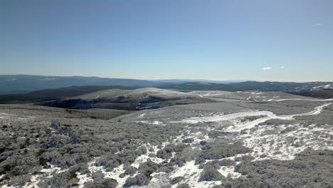 toma aérea sobre la cima de una montaña nevada en manzaneda, galicia