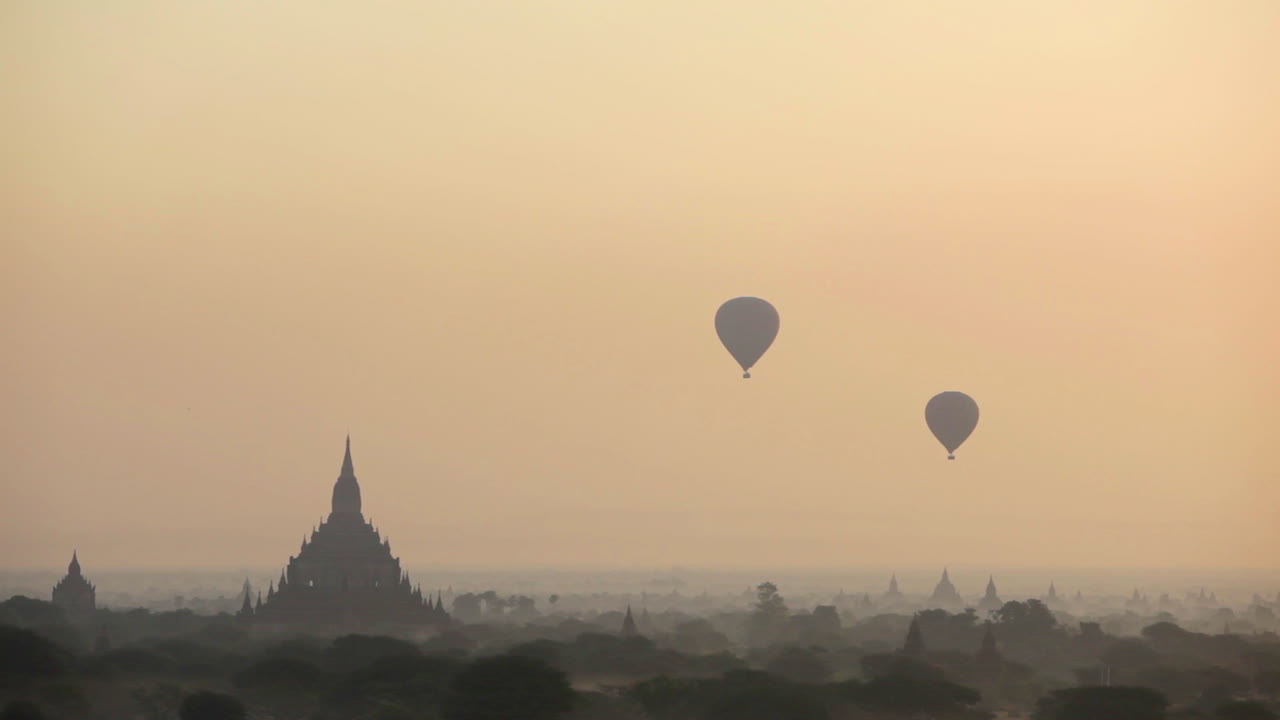 Mongolfiere si innalzano vicino agli incredibili templi di Pagan, Bagan, Birmania (Myanmar).