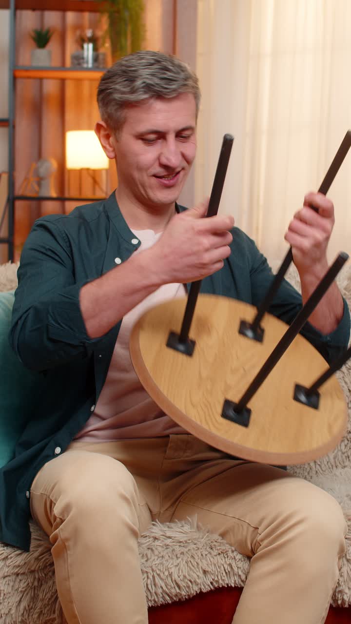Un giovane uomo ripara un tavolo di legno a casa con mani sicure, espressione calma e concentrata, mentre si dedica con piacere al lavoro manuale
