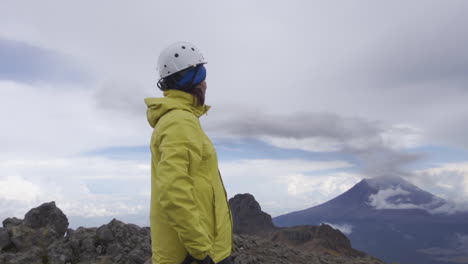 mujer siente libertad en la cima de la montaña