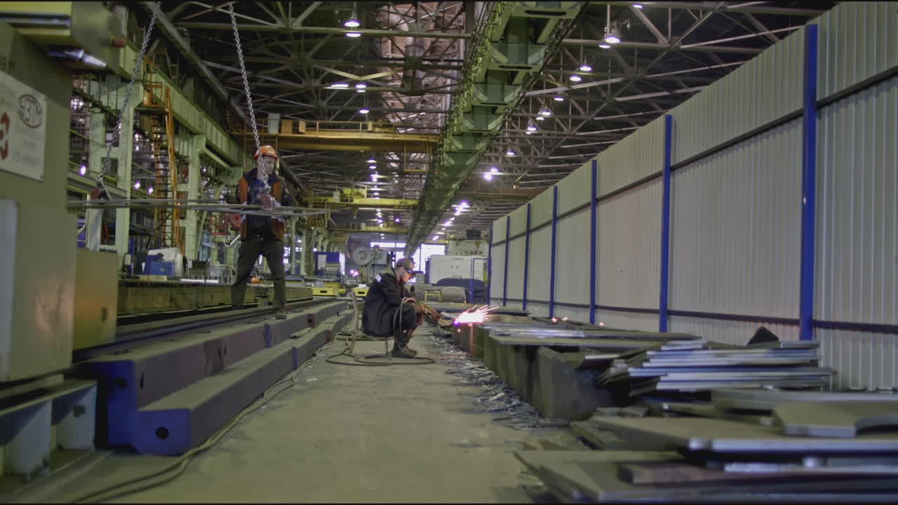 금속 제조 공장 장면