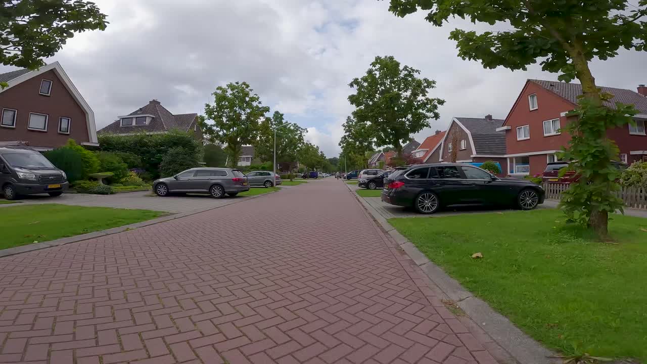 POV: Guida lungo una strada residenziale in una giornata nuvolosa