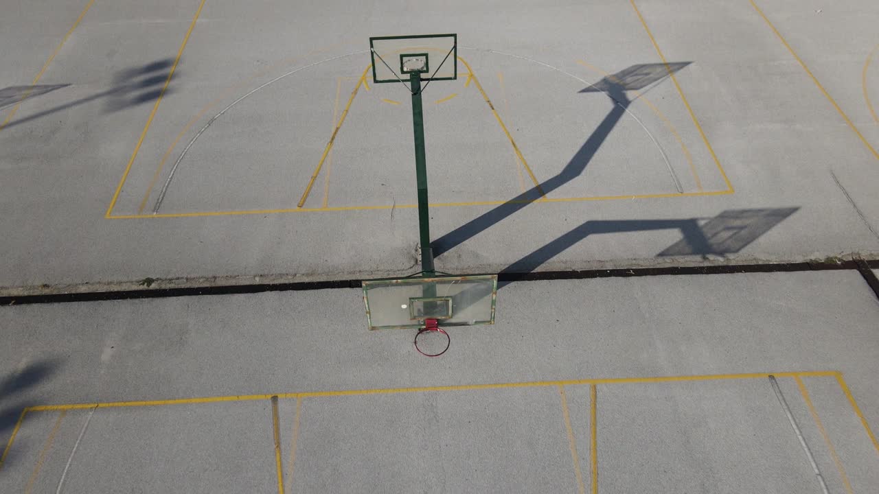 그리스 테살로니키에 있는 스포츠 단지의 농구장 위에 있는 바구니의 4k 드론 클립