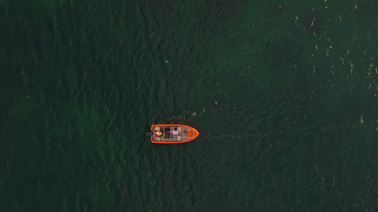 Luce soffusa rivela una barca da pesca vicino all'orizzonte all'alba, Bulgaria