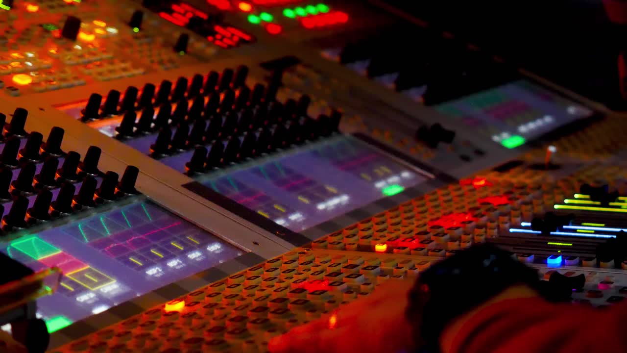 ingeniero de sonido en el trabajo