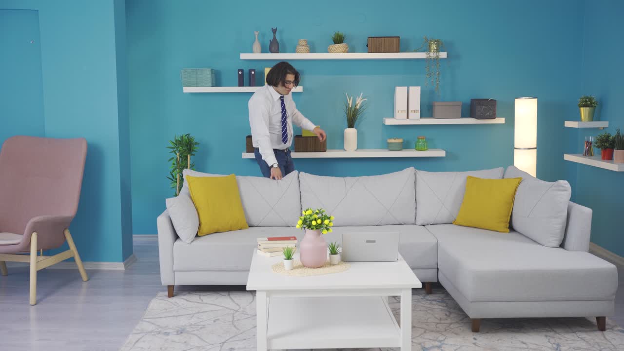 집에서 춤을 추고 스트레스를 해소하는 사업가. 재미있고 재미있는 비디오.