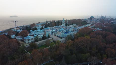 vista aérea del palacio de topkapi y la península histórica en estambul. imágenes en 4k en turquía