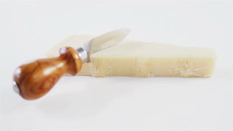 una rebanada de queso con cuchillo