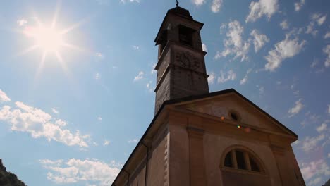 una pequeña iglesia cerca del lago ledro