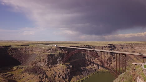 Dunkle-Wolken-Hängen-Hinter-Der-Perrine-Memorial-Bridge,-Die-über-Den-Snake-River-Canyon-In-Twin-Falls,-Iowa-Führt