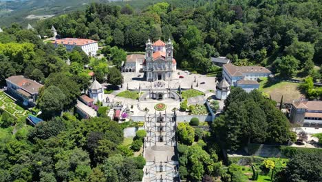 el santuario de bom jesus do monte en braga, en el norte de portugal, fotografiado desde el aire en un día soleado