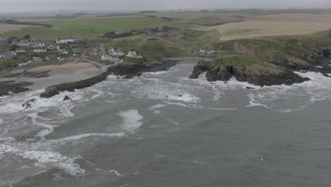 Collieston-Harbour-Luftorbital-Mit-Blick-Vom-Meer-Aus-Auf-Das-Dorf