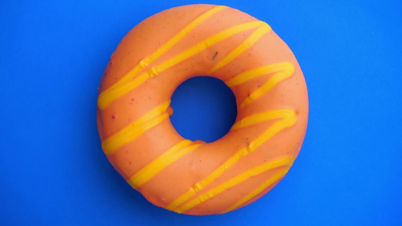 el donut glazado de primer plano.