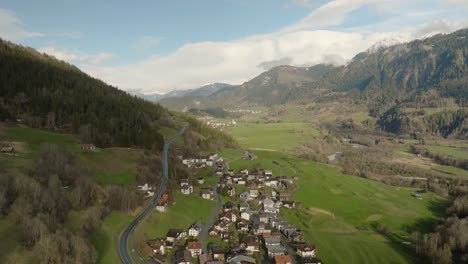 Luftaufnahme-Eines-Schweizer-Bergtals-Im-Sommer