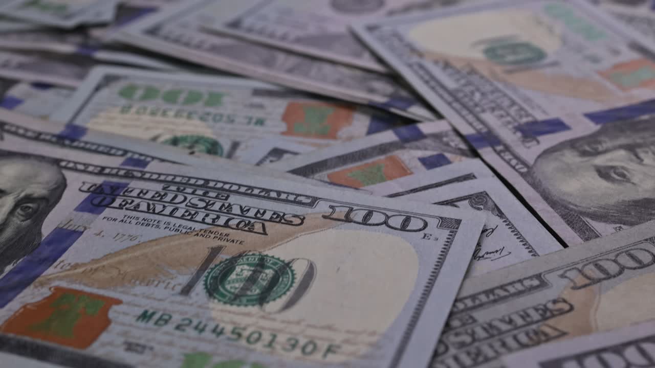Primo piano di una banconota da cento dollari