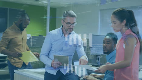 animación del procesamiento de datos financieros sobre diversas personas de negocios en la oficina