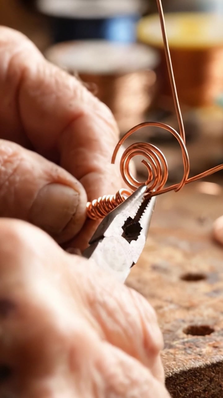 Fremstilling af udsøgte kobbersmykker: Kunsten at håndlave smukke spiraltrådsdesign med dygtige teknikker og passion for metalarbejde