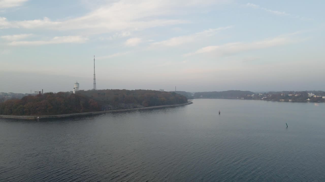 육지에 작은 등대가 있는 스웨덴 칼스크로나(karlskrona) 해군 도시