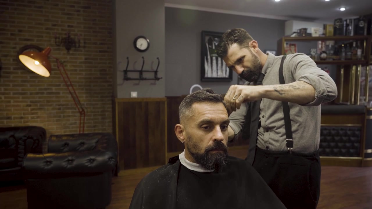 Cuidados masculinos na barbearia. Corte e aparo. Close-up