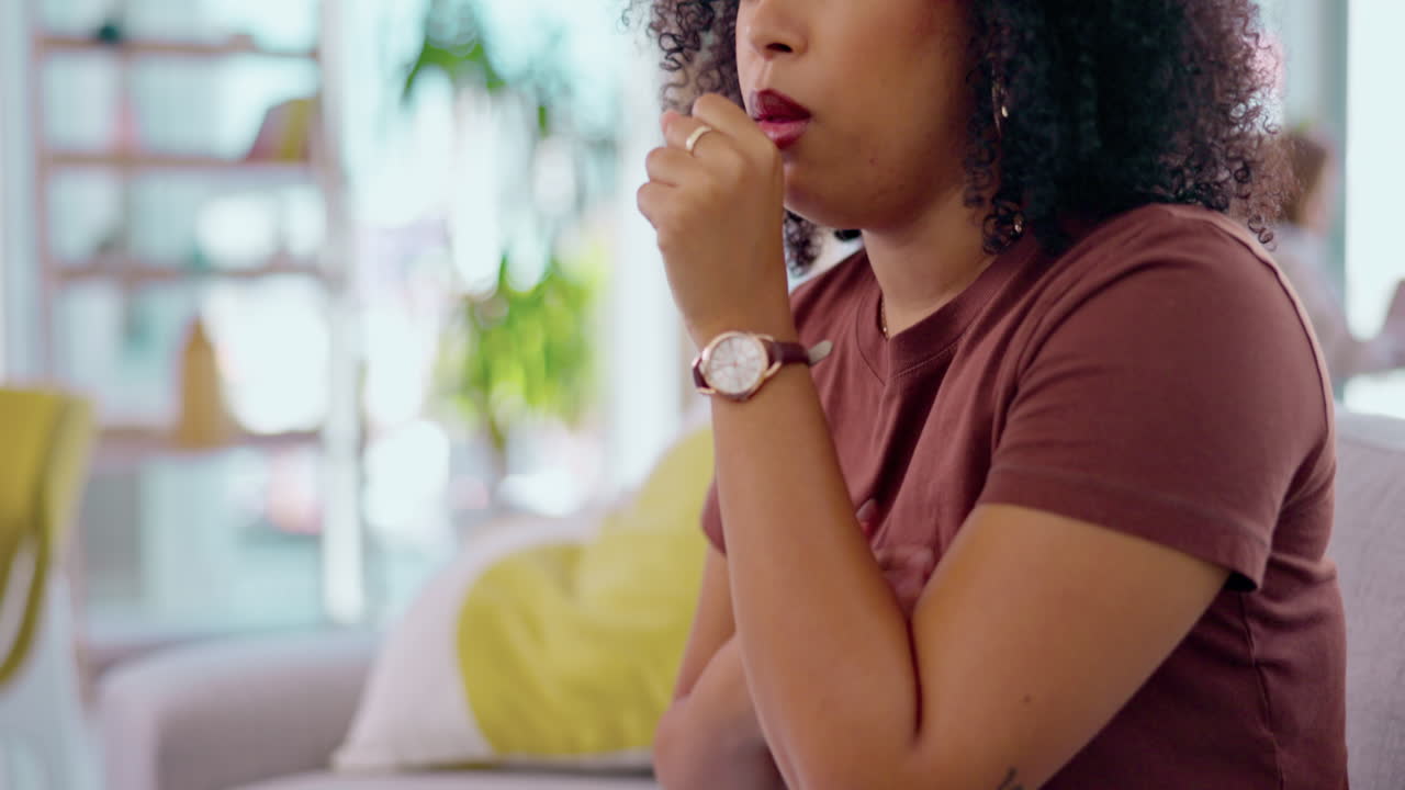 enfermo, tos y mujer en el sofá en la sala de estar de la casa