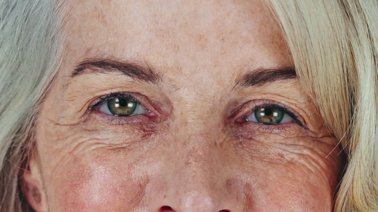 primer plano, ojos y mujer mayor con cuidado de la piel