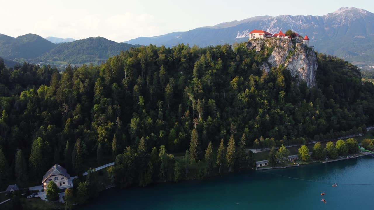 RIPRESA AEREA AVVICINATA del Castello di Bled nel Lago di Bled, Slovenia