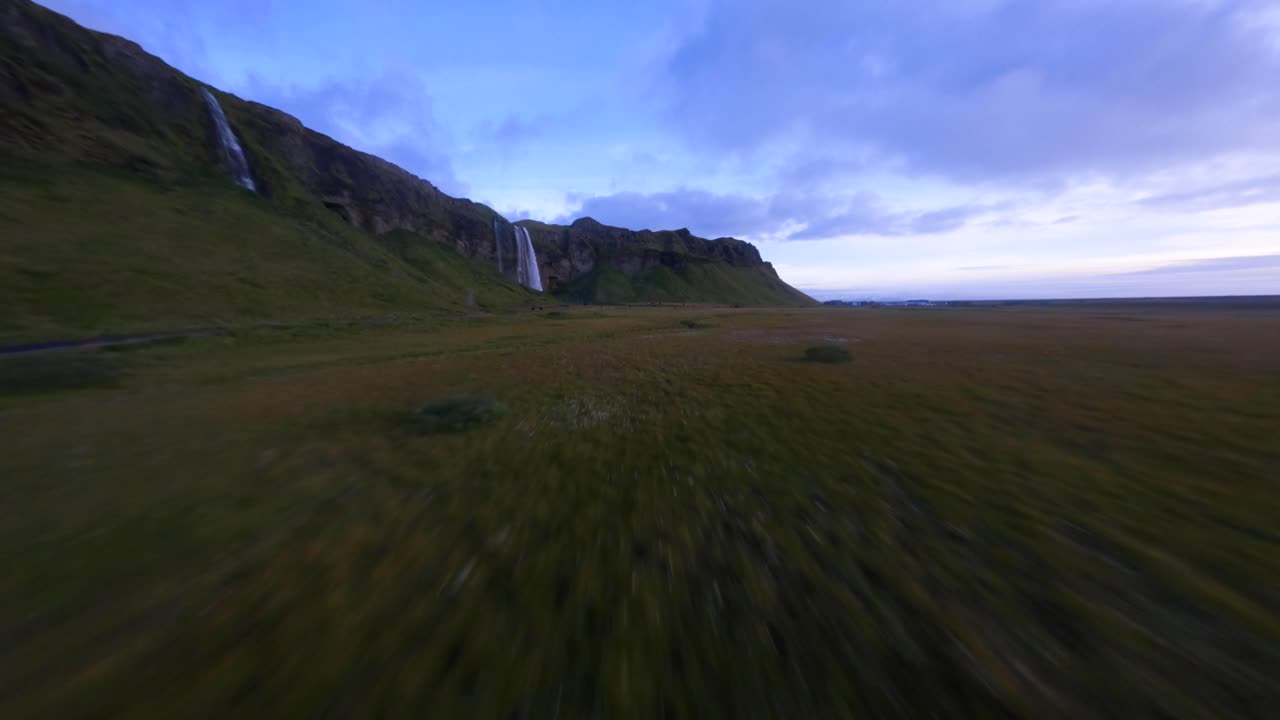 impresionante vista aérea de drones fpv de la cascada de islandia seljalandsfoss