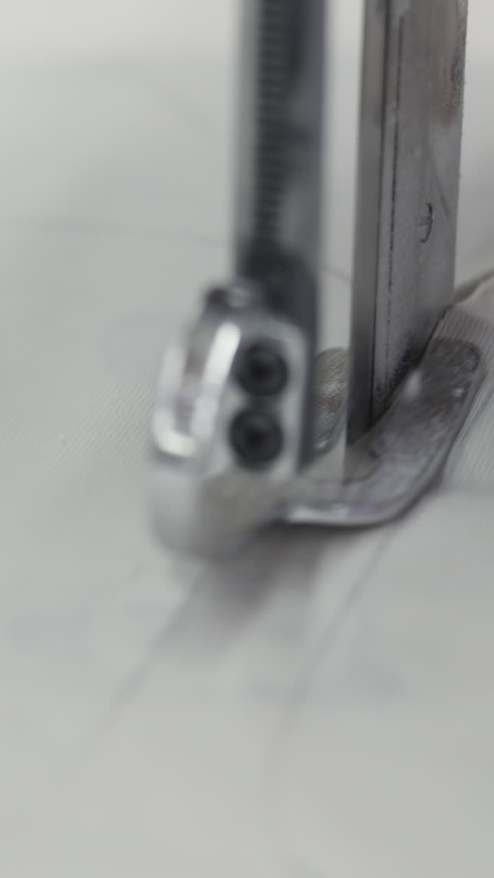 primer plano de una máquina de coser y cortar industrial