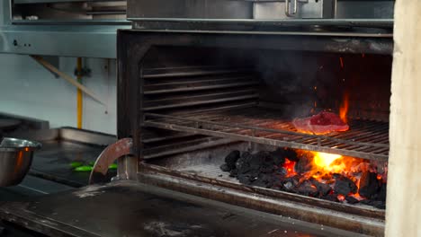 cocinero de parrilla latino puso picanha de primera calidad dentro de la parrilla de carbón horno llamas calientes chispas restaurante cocina de primera elección