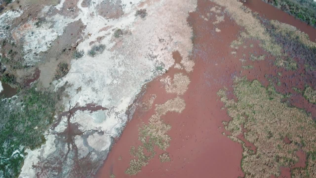 tierra y ríos junto a las montañas de sierra madre, méxico, toma aérea cenital