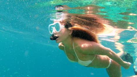 Woman-swimming-in-the-ocean