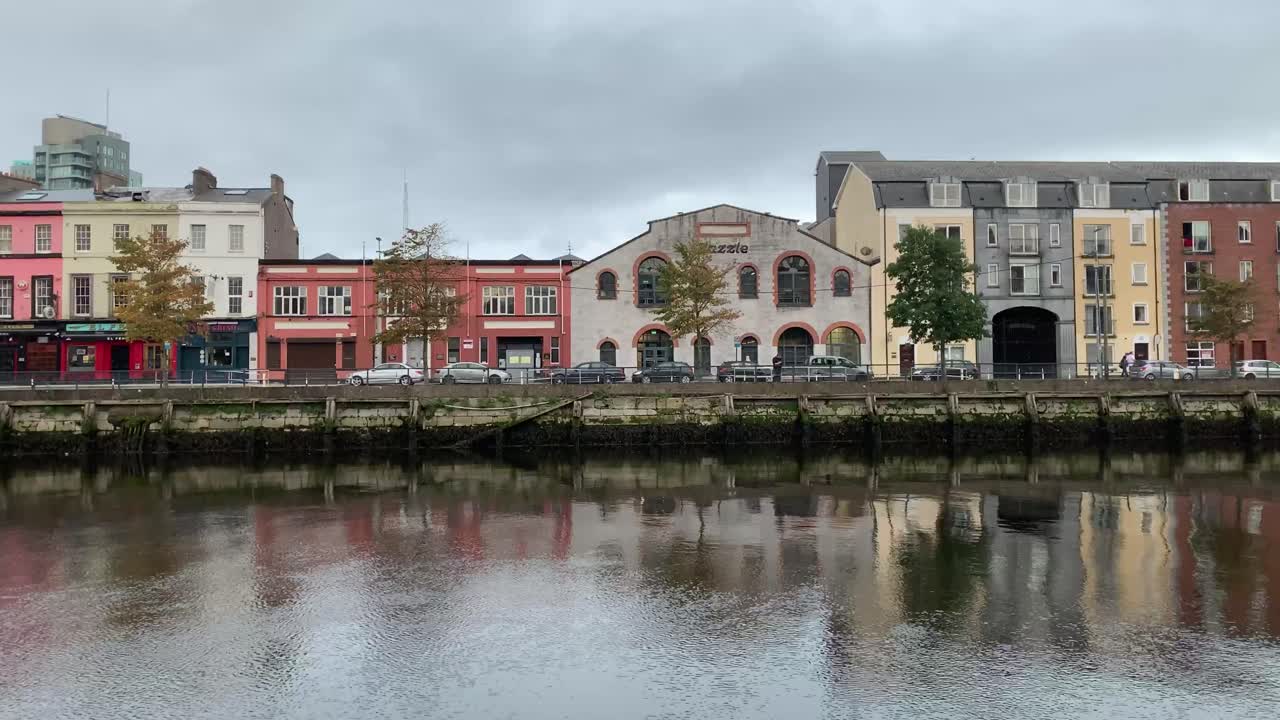 lapso de tiempo - río lee en la ciudad de cork, irlanda