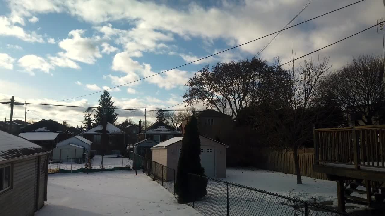 창문을 통해 캐나다 뒷마당을 내다보는 주간 겨울 시간 경과, 빠르게 움직이는 구름과 빠르게 변화하는 빛을 특징으로 하는 오른쪽과 하늘로 패닝