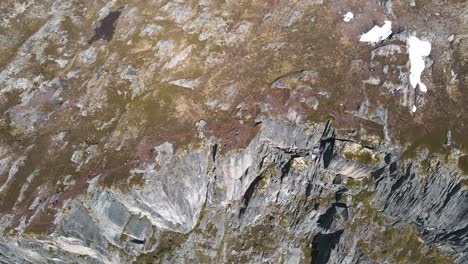 vista aérea de un avión no tripulado sobre el famoso acantilado en noruega, ekkertinden