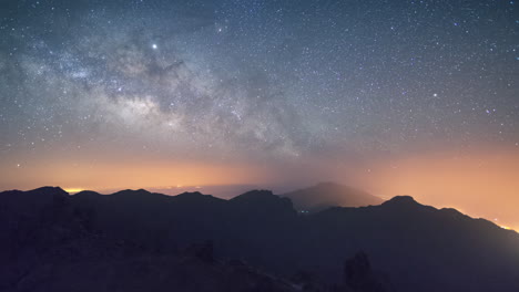 timelapse de la vía láctea subiendo en el cielo despejado de la isla de la palma, islas canarias, españa