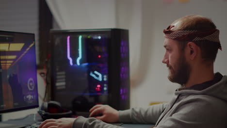 hombre jugador profesional sentado en una poderosa computadora personal