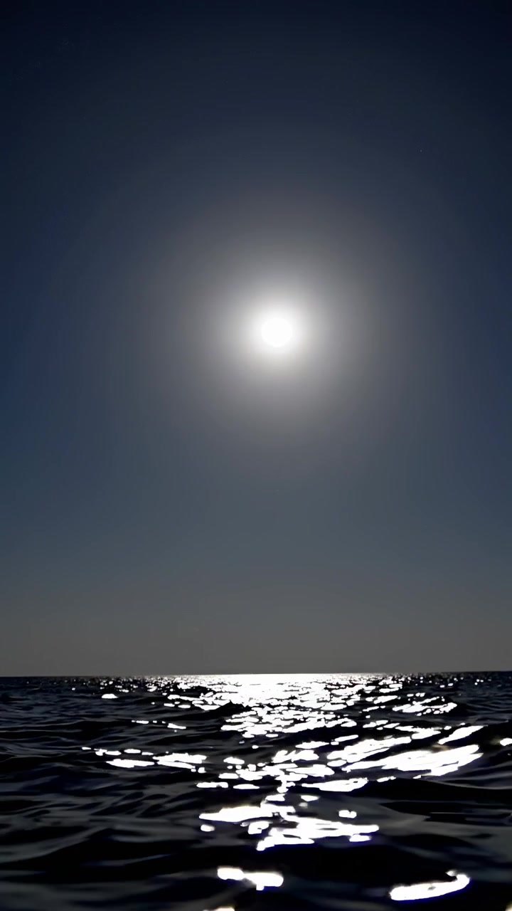 Lua Cheia Refletindo em Ondas Calmas do Oceano à Noite