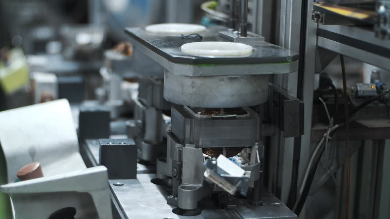 trabajador industrial que monta un motor eléctrico en equipos robóticos en una fábrica