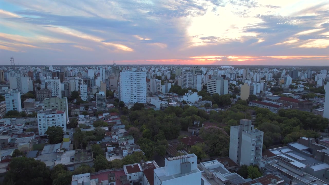 Veduta aerea 4K da drone di La Plata, Buenos Aires, Argentina al tramonto. Skyline urbano, edifici e strade illuminati dalla calda luce serale in tutta la città
