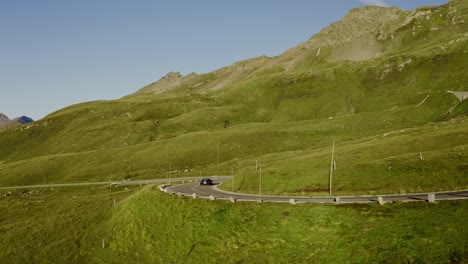 Ein-Sportwagen,-Der-Auf-Einer-Kurvigen-Straße-In-Den-Bergen-Fährt