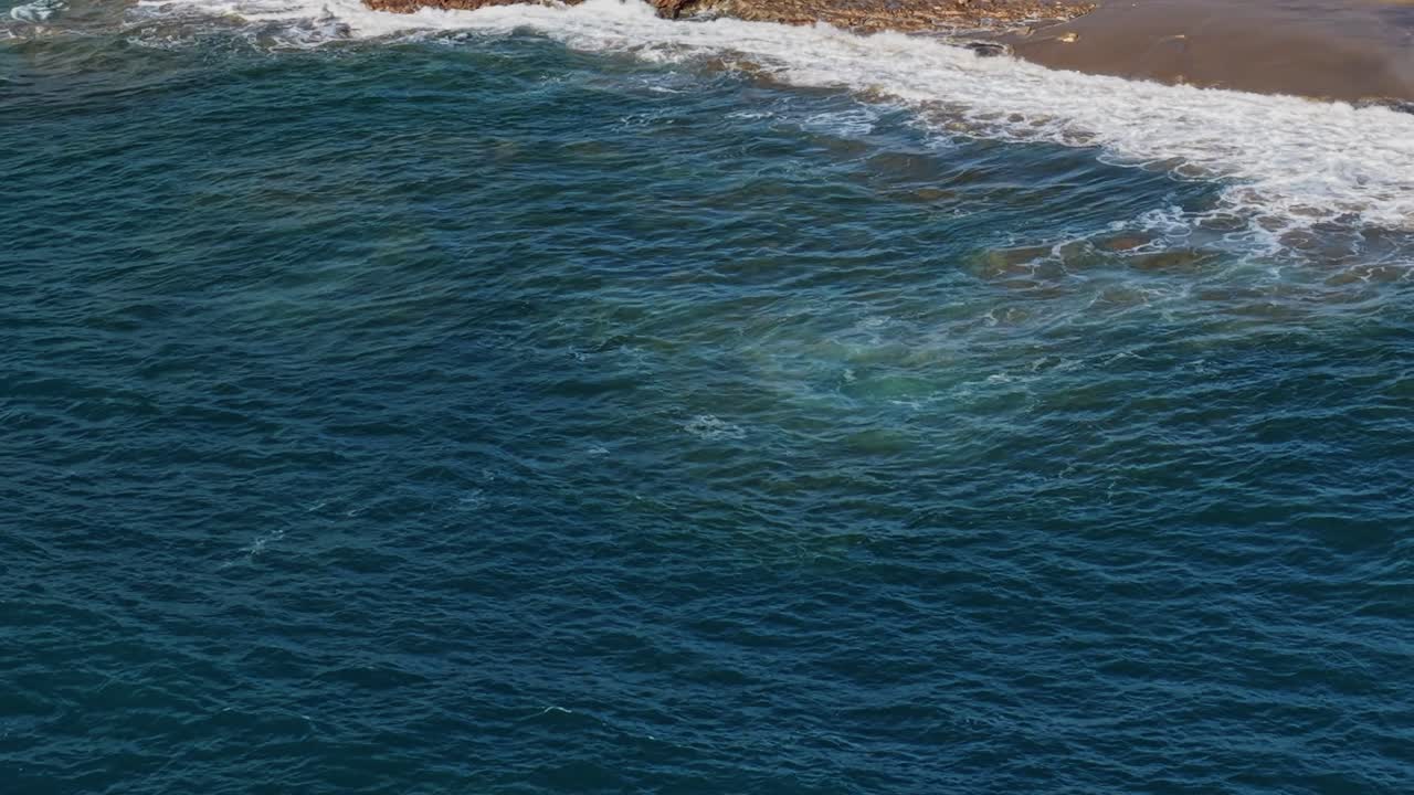 Onde che si infrangono sulla costa di Lanzarote in Spagna in pieno giorno