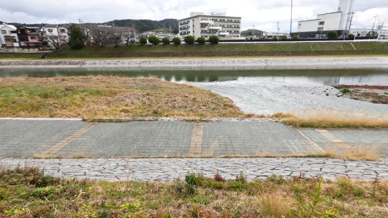 прогрессия облаков над спокойной речной сценой
