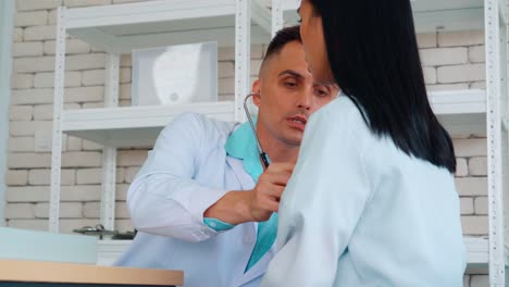 médico en uniforme profesional examinando al paciente en el hospital